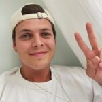 Alex Høgh Andersen Instagram - Det er sket en masse de sidste par dage. For 3 dage siden blev vi informeret om, at Lauritz.com var gået konkurs og at @ungdommensroedekors derfor ikke ville modtage de knap 700.000 kr. som Lauritz skyldte os efter vores succesfulde velgørenhedsauktion i foråret. Det er mange penge. Rigtigt mange midler som skulle bruges på dem der har allermest brug for det: Udsatte børn og unge i Danmark. ❤️‍🩹 Vi har løbet stærkt de sidste 3 dage for at lukke det økonomiske hul vi er havnet i. Vi har råbt højt, bedt om hjælp og det har virket - på grund af jer. Jeg er helt på røven over, at mærke den enorme og overvældende opbakning vi har modtaget. Der er blevet løftet i flok og det er enormt rørende og inspirerende. Næsten halvdelen af det tabte beløb er allerede samlet ind og folk fra nær og fjern har delt og støttet vores indsamling. Og det stopper slet, slet ikke dér. I dag blev jeg informeret om, det fantastiske hold fra virksomheden #MFTEnergy har doneret hele 500.000 kr. til børnene. ❤️‍🩹 “Taknemmelig” føles som et fattigt ord, men hold nu kæft hvor er vi taknemmelige. Tak, tak, tak. Tak til #MFTEnergy og alle andre der har hjertet helt korrekt placeret og vælger at give af dem selv til andre. Det betyder noget. Tak. ❤️