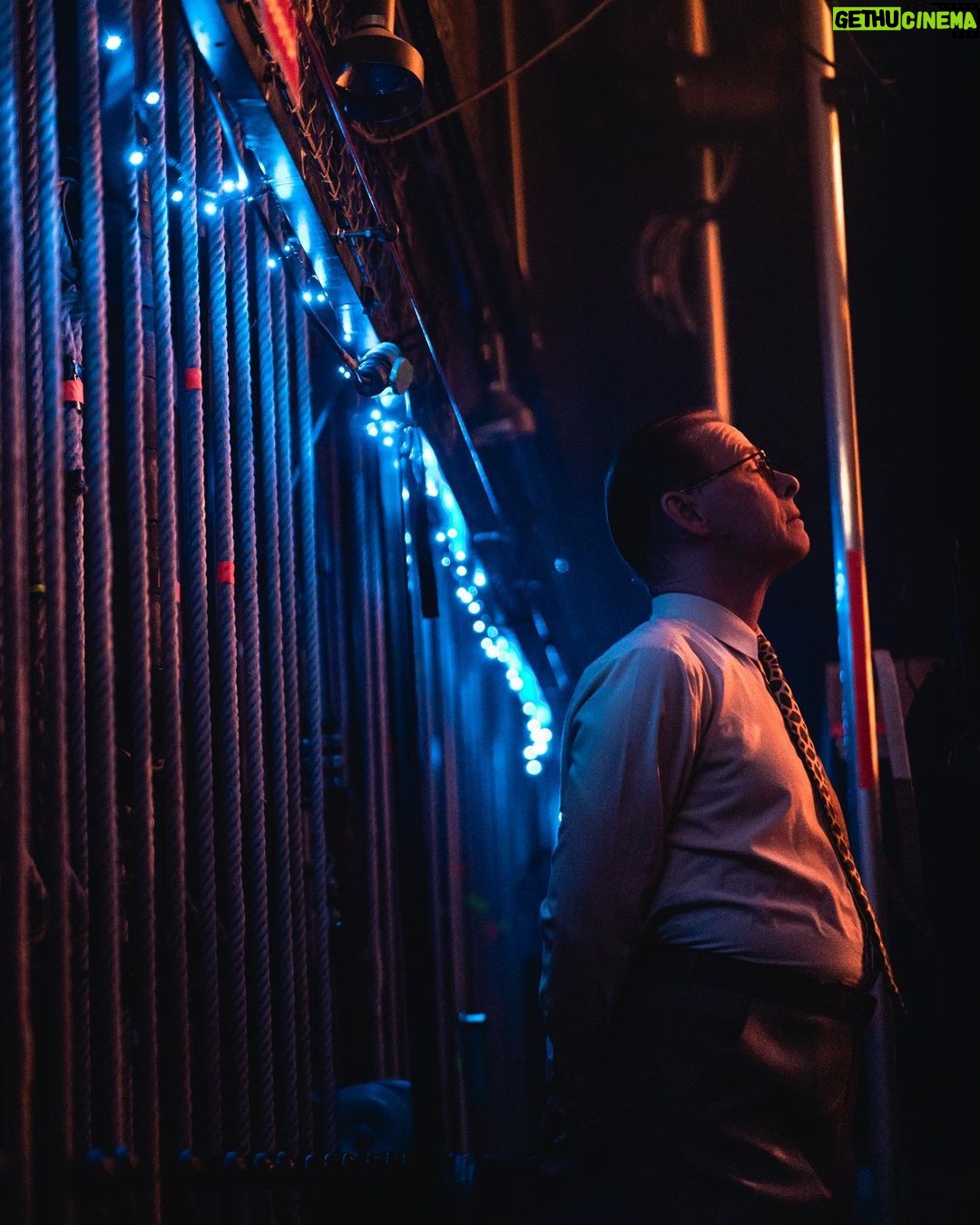Alex Høgh Andersen Instagram - I aften har Stalins Død premiere på @noerrebroteater og jeg har fået lov til at komme bag tæppet. Teatrets backstage er et helt unikt og magisk rum og det var en sand fornøjelse at agere fluen på væggen. Tak for at lukke mig ind ✌🏼 The Death of Stalin has its grand opening night at @noerrebroteater tonight and I’ve had the pleasure of going behind the curtains following the actors in their natural habitat. Sometimes I believe the backstage can be as mysterious magical as the front stage. Thanks for letting me in ✌🏼