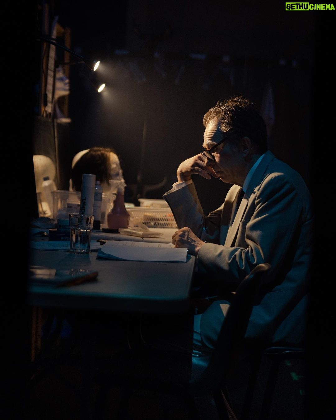 Alex Høgh Andersen Instagram - I aften har Stalins Død premiere på @noerrebroteater og jeg har fået lov til at komme bag tæppet. Teatrets backstage er et helt unikt og magisk rum og det var en sand fornøjelse at agere fluen på væggen. Tak for at lukke mig ind ✌🏼 The Death of Stalin has its grand opening night at @noerrebroteater tonight and I’ve had the pleasure of going behind the curtains following the actors in their natural habitat. Sometimes I believe the backstage can be as mysterious magical as the front stage. Thanks for letting me in ✌🏼