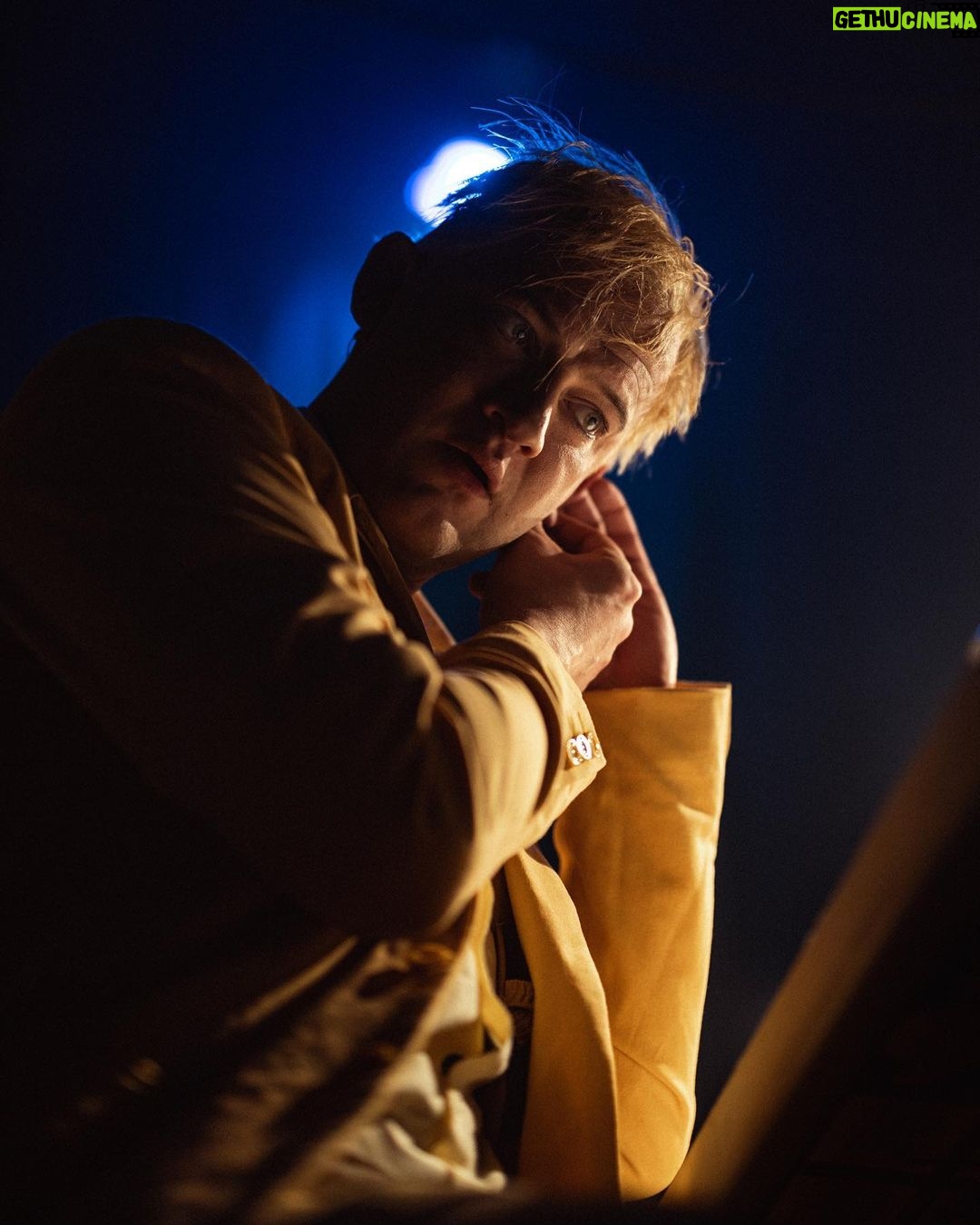 Alex Høgh Andersen Instagram - I aften har Stalins Død premiere på @noerrebroteater og jeg har fået lov til at komme bag tæppet. Teatrets backstage er et helt unikt og magisk rum og det var en sand fornøjelse at agere fluen på væggen. Tak for at lukke mig ind ✌🏼 The Death of Stalin has its grand opening night at @noerrebroteater tonight and I’ve had the pleasure of going behind the curtains following the actors in their natural habitat. Sometimes I believe the backstage can be as mysterious magical as the front stage. Thanks for letting me in ✌🏼