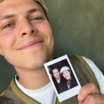 Alex Høgh Andersen Instagram - Jeg havde den kæmpe fornøjelse at besøge @melvinkakooza i hans late night show sammen med giganten Kasper freaking Hjulmand. Stor oplevelse og gode snakke. PS jeg var slet ikke starstruck. 🇩🇰🤝🏼 Kan ses nu på @tv2playdk - Bonus: @artigeardit performer 🙌🏼 Had a blast with @melvinkakooza and head coach of the danish national mens Football team Kasper Hjulmand. Note: I failed containing my ‘starstruckness’. 🇩🇰🤝🏼