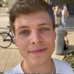 Alex Høgh Andersen Instagram - Med jeres hjælp skaffede vi i efteråret 42 nye frivillige til Ungdommens Røde Kors’ samtaletilbud ’Ung på Linje’. Det er jeg stadig pisse stolt af. Nu mangler vi igen endnu flere seje frivillige, der har lyst til at gøre en forskel for unge, der mangler en at tale med. Vores samtaletilbud ’Ung på Linje’ får nemlig så mange henvendelser hver dag, at vi har kø på linjen – og sådan må det ikke være. Så derfor har vi brug for DIG. 🫵🏼 Info: Ung på Linje er et landsdækkende, anonymt samtaletilbud til unge mellem 13-30 år. Det er et meningsfuldt arbejde, hvor man snakker med de unge, der ringer eller skriver ind, om alt fra ensomhed og kærlighed til angst og selvmordstanker. Læs mere og bliv frivillig her: https://urk.dk/upl/frivillig
