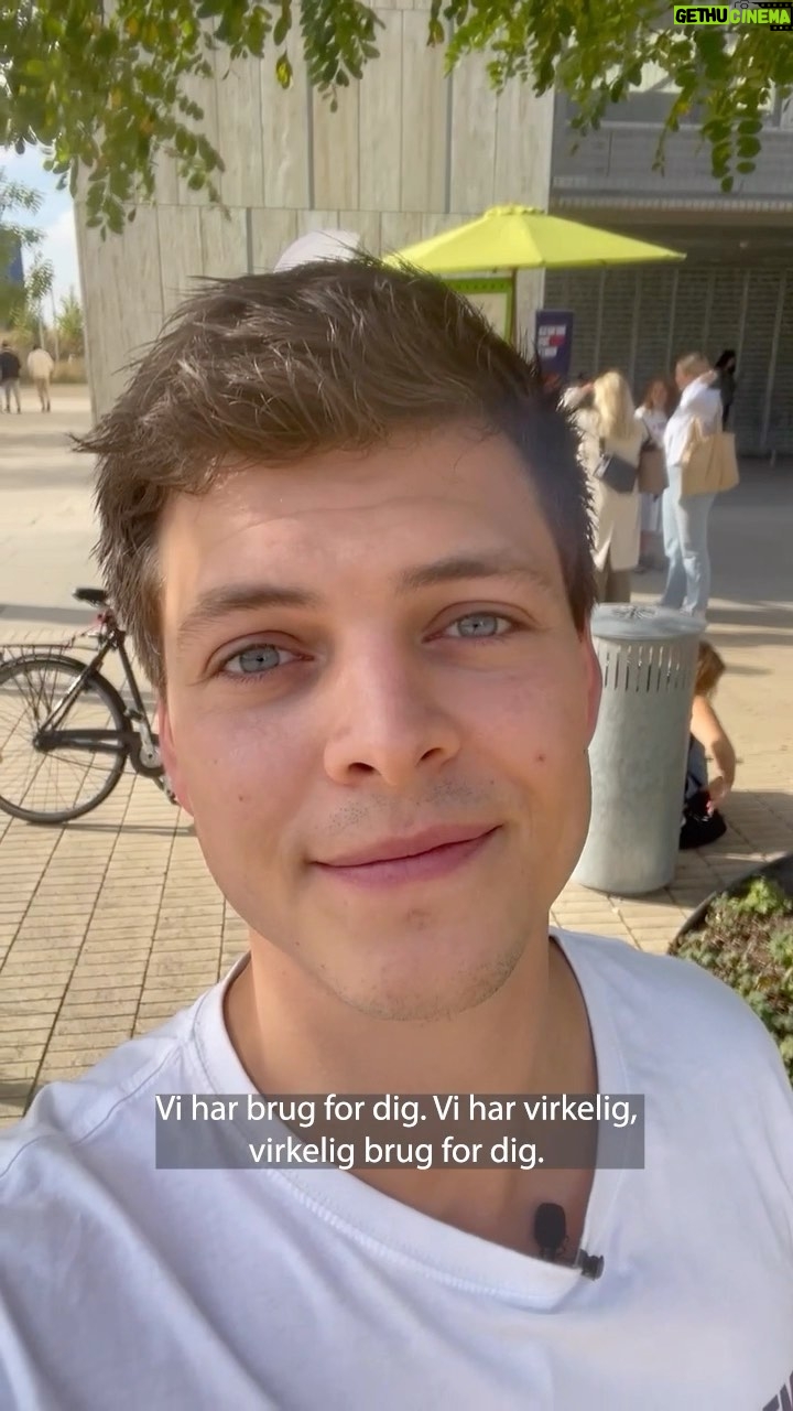 Alex Høgh Andersen Instagram - Med jeres hjælp skaffede vi i efteråret 42 nye frivillige til Ungdommens Røde Kors’ samtaletilbud ’Ung på Linje’. Det er jeg stadig pisse stolt af. Nu mangler vi igen endnu flere seje frivillige, der har lyst til at gøre en forskel for unge, der mangler en at tale med. Vores samtaletilbud ’Ung på Linje’ får nemlig så mange henvendelser hver dag, at vi har kø på linjen – og sådan må det ikke være. Så derfor har vi brug for DIG. 🫵🏼 Info: Ung på Linje er et landsdækkende, anonymt samtaletilbud til unge mellem 13-30 år. Det er et meningsfuldt arbejde, hvor man snakker med de unge, der ringer eller skriver ind, om alt fra ensomhed og kærlighed til angst og selvmordstanker. Læs mere og bliv frivillig her: https://urk.dk/upl/frivillig