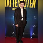 Alex Høgh Andersen Instagram – “Nattevagten – Dæmoner går i arv” er ude i biograferne landet over nu. 
Skynd jer ind og se den! 
– Kæmpe kudos til hele holdet. Stærkt, stærkt arbejde og en fornøjelse at kalde jer kollegaer. Tak ✌🏼

Nightwatch 2 is out now and will hopefully be available abroad soon. Stay tuned. This was a fun one with a great team. ✌🏼

Foto: Mikael Rieck