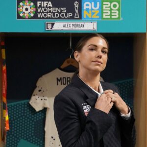 Alex Morgan Instagram - Suits and vibes🤞