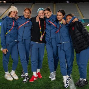 Alex Morgan Instagram - Suits and vibes🤞