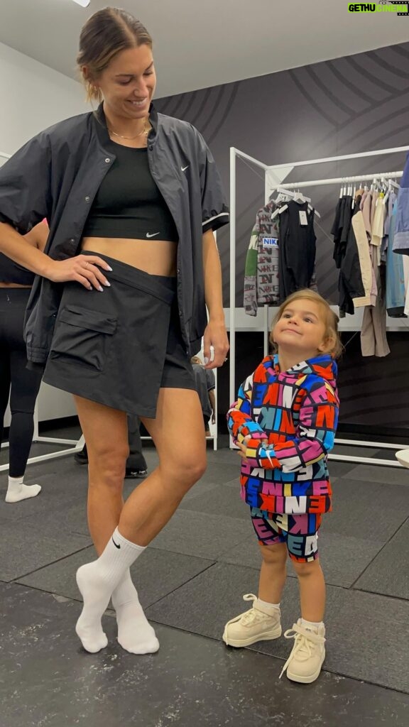 Alex Morgan Instagram - Nike fit check with the girls😍