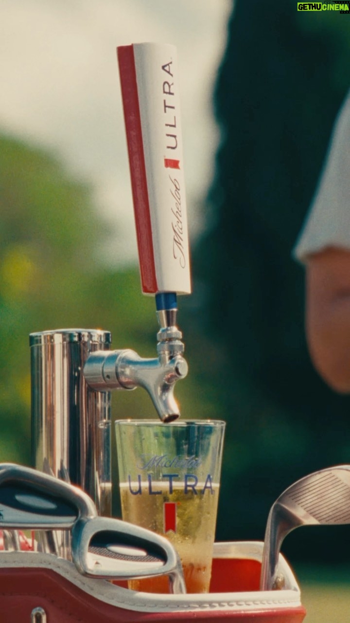 Alex Morgan Instagram - Golf season is starting early this year! Just scan a @michelobultra Golf Pack can to watch the first episode of Netflix’s new series Full Swing. #FullSwingNetflix #ULTRAClub