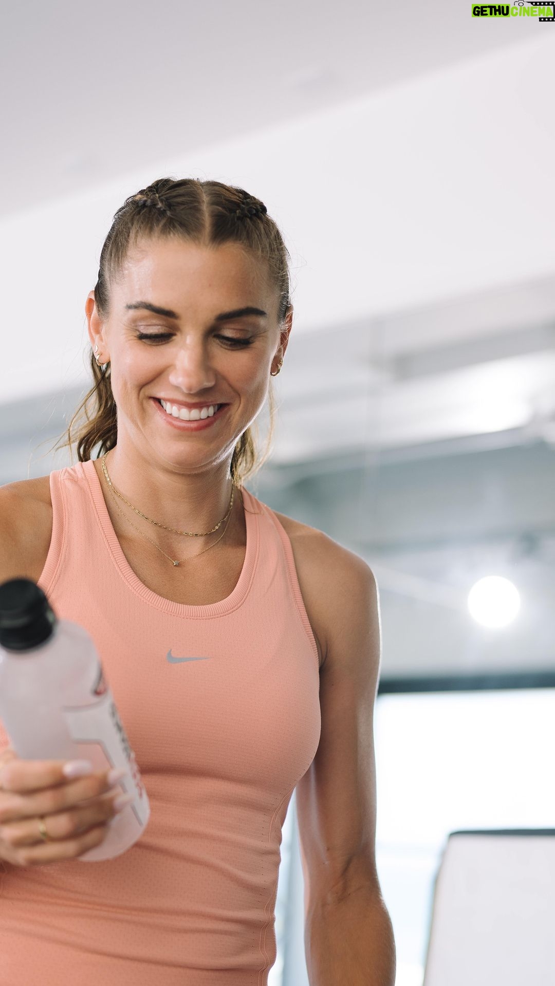 Alex Morgan Instagram - Please don’t be grossed out @jlo 😂 S/O @drinkbodyarmor for keeping me hydrated through these sweaty times🤟 #committofit #teambodyarmor
