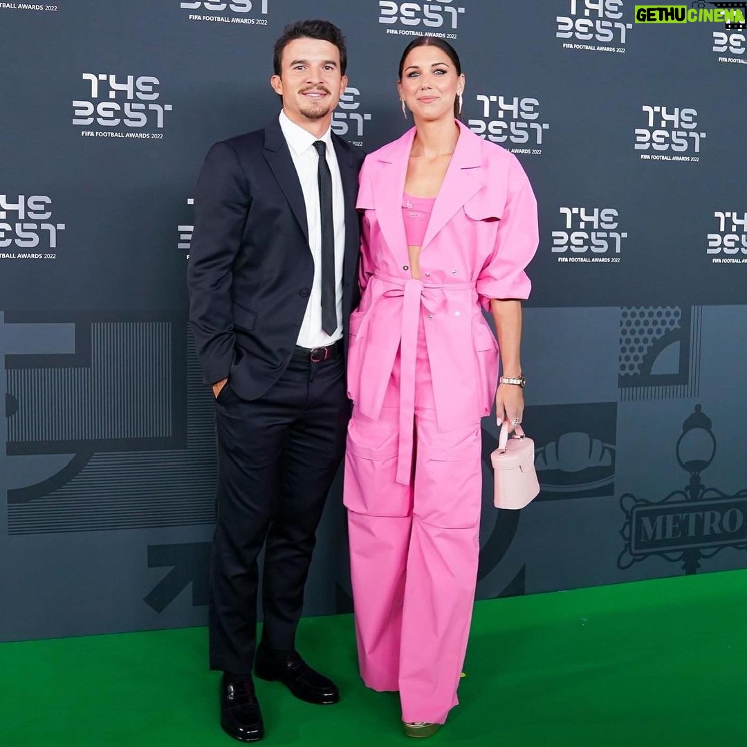 Alex Morgan Instagram - 🖤🤍 #thebest Paris,France