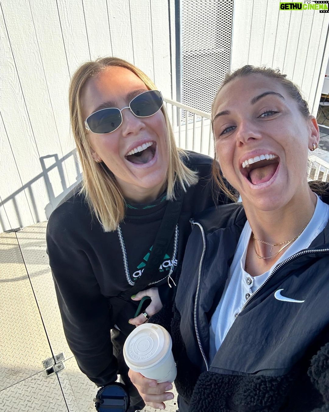 Alex Morgan Instagram - January highlight reel🫧🤙✈️