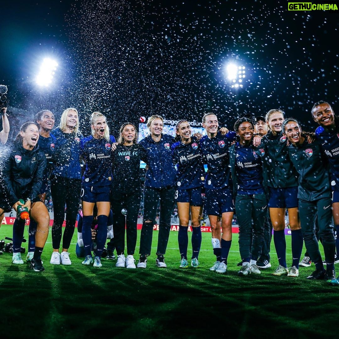 Alex Morgan Instagram - Making statements! This team. This city. 💛