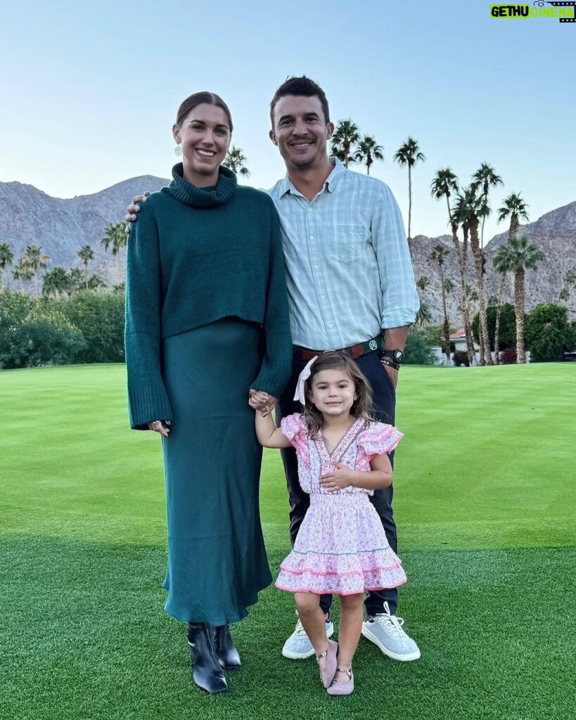 Alex Morgan Instagram - Never too late to post a Thanksgiving family picture! 🥰🌴