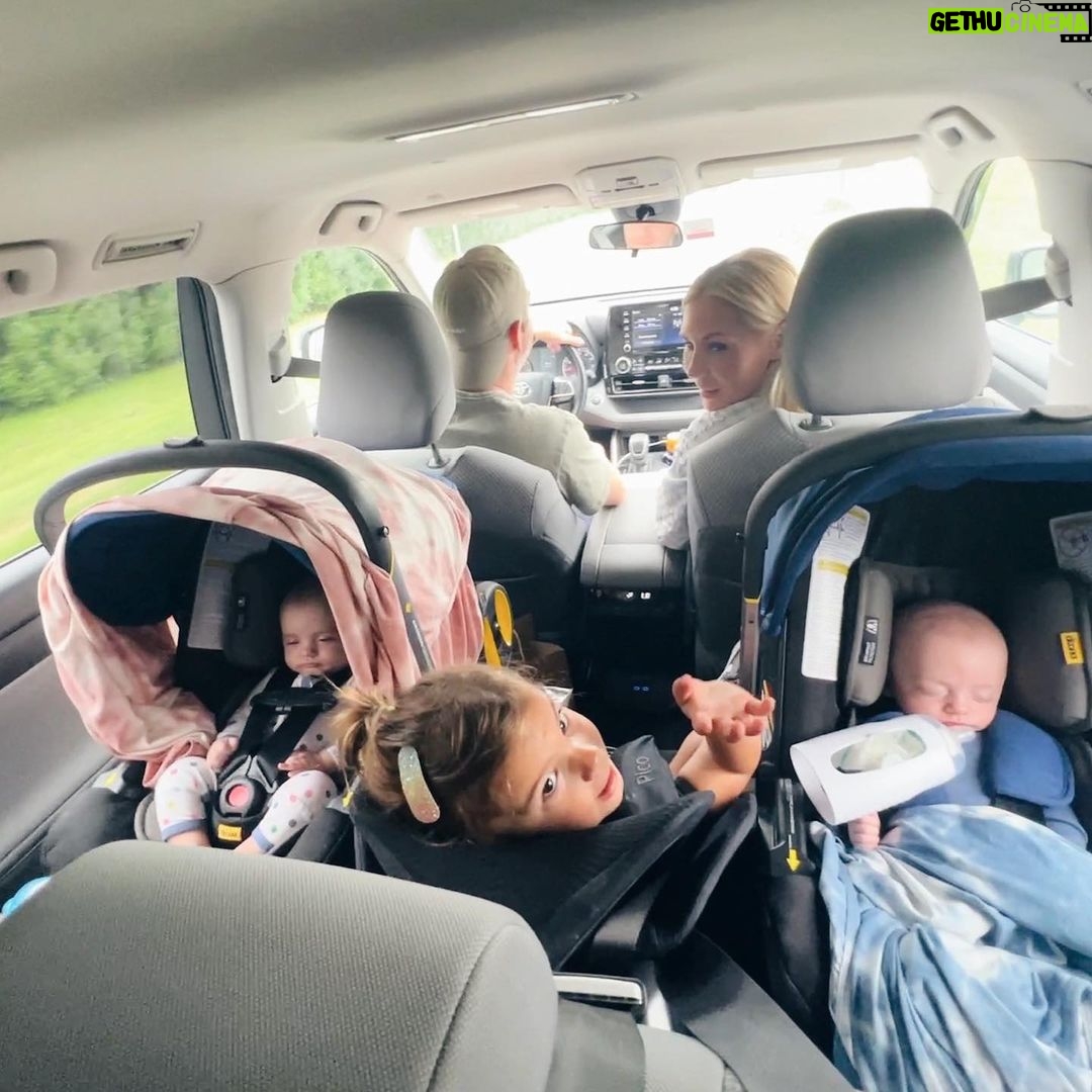 Alex Morgan Instagram - Hangouts looking a little different lately💕🍼🤣