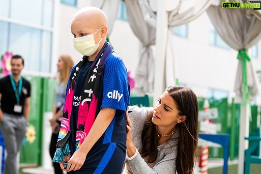Alex Morgan Instagram - I recently visited the hospital and spent time with the resilient community of kids, families, nurses, and doctors. Join me to Light the Way for these kids this holiday season! ✨Visit the link in my story to donate. #RadyLightTheWay