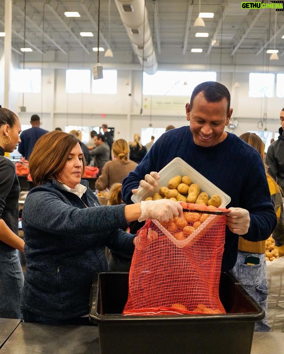 Alex Rodriguez Instagram - Thankful to be able to support Coach Finch and the @timberwolves & @minnesotalynx coaching staff today giving back to communities in Minnesota facing hunger during the holidays with @secondharvestheartland Minneapolis, Minnesota