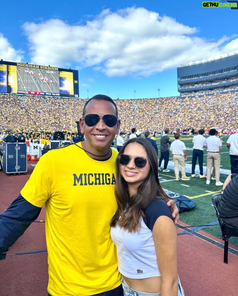 Alex Rodriguez Instagram - Great day for some @uofmichigan football 🏈 @thenatasharodriguez University of Michigan
