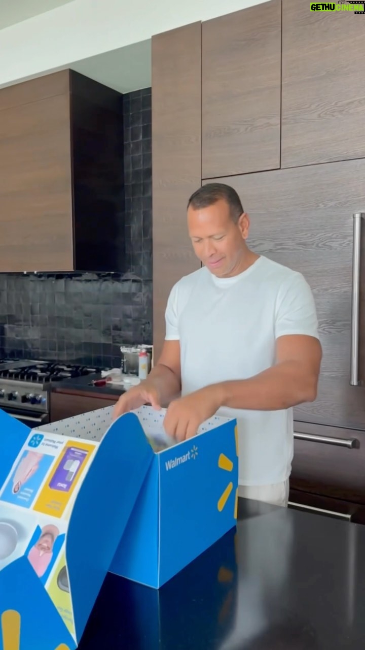 Alex Rodriguez Instagram - @walmart #ParentCarePackage FTW! Thanks @thenatasharodriguez! #walmartpartner