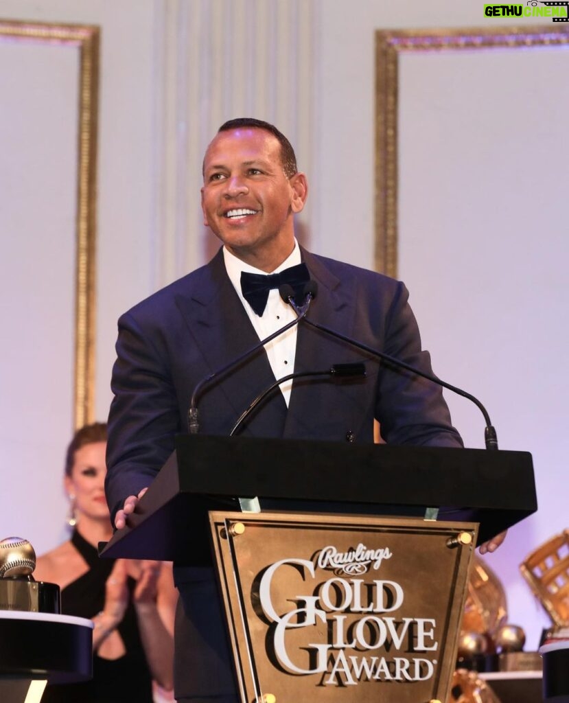 Alex Rodriguez Instagram - One of my favorite nights in baseball! It was an honor to present at this year’s Golden Glove Awards. Congratulations to @kebryan_hayes and Matt Chapman, both elite defenders and class act guys. #goldengloves The Plaza Hotel New York