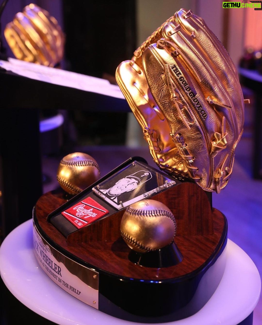 Alex Rodriguez Instagram - One of my favorite nights in baseball! It was an honor to present at this year’s Golden Glove Awards. Congratulations to @kebryan_hayes and Matt Chapman, both elite defenders and class act guys. #goldengloves The Plaza Hotel New York