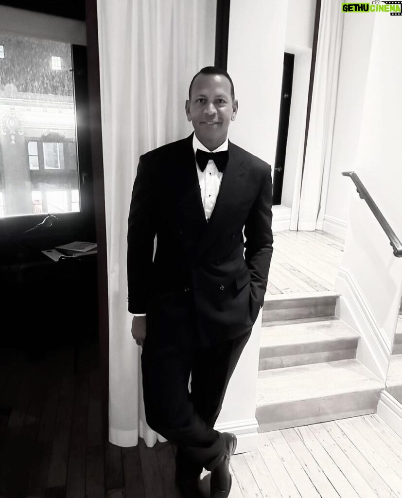 Alex Rodriguez Instagram - One of my favorite nights in baseball! It was an honor to present at this year’s Golden Glove Awards. Congratulations to @kebryan_hayes and Matt Chapman, both elite defenders and class act guys. #goldengloves The Plaza Hotel New York