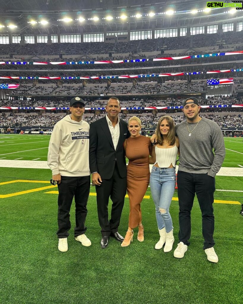 Alex Rodriguez Instagram - Always love coming back to Texas, and after many years of friendship Jerry Jones still continues to impress me with the way he runs the @dallascowboys organization… there’s nothing quite like it. Cowboys Staduim
