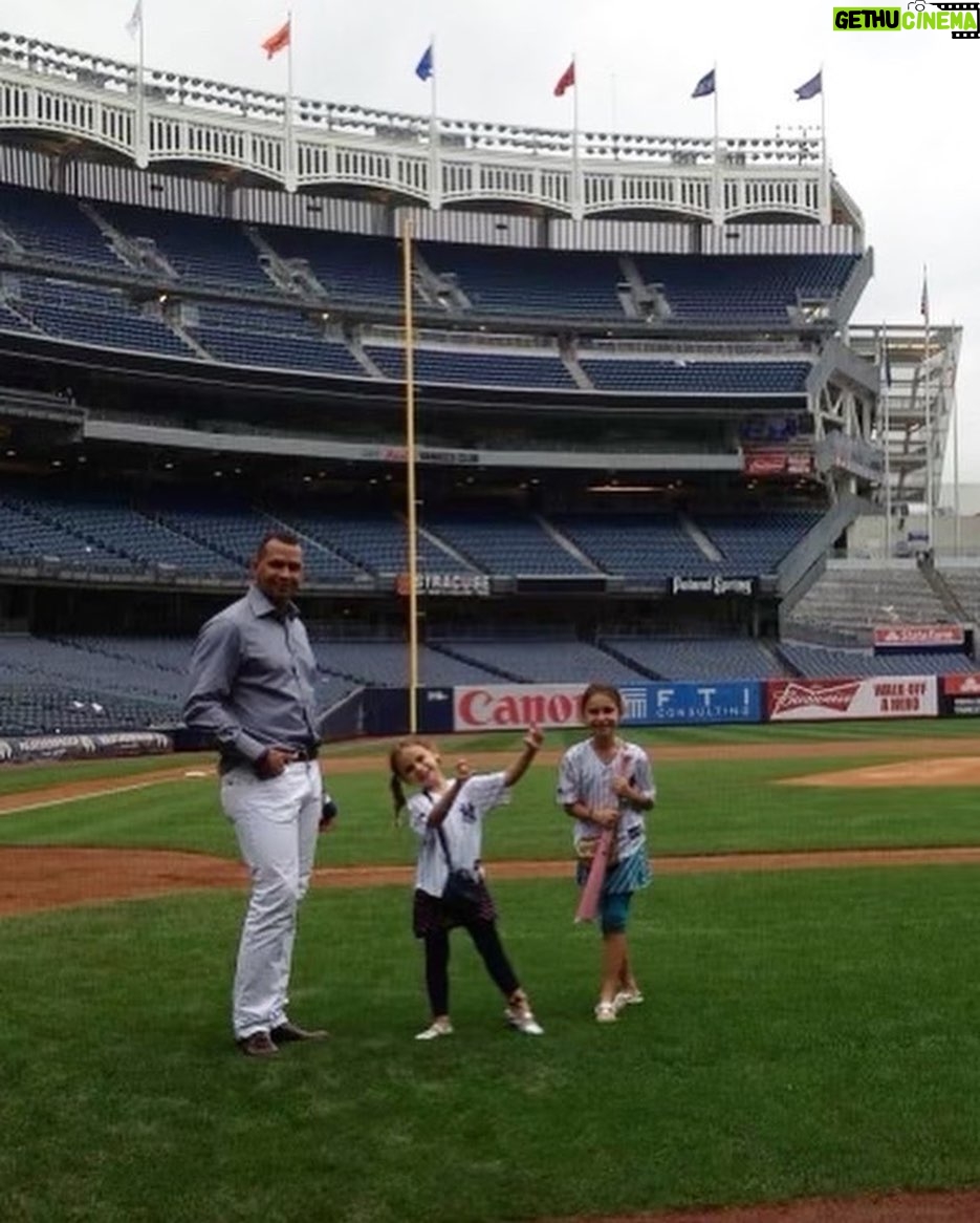 Alex Rodriguez Instagram - Happy National Daughters Day to @ellaarod and @thenatasharodriguez ❤️ So proud of the smart, charismatic, beautiful women you both are! Miami, Florida