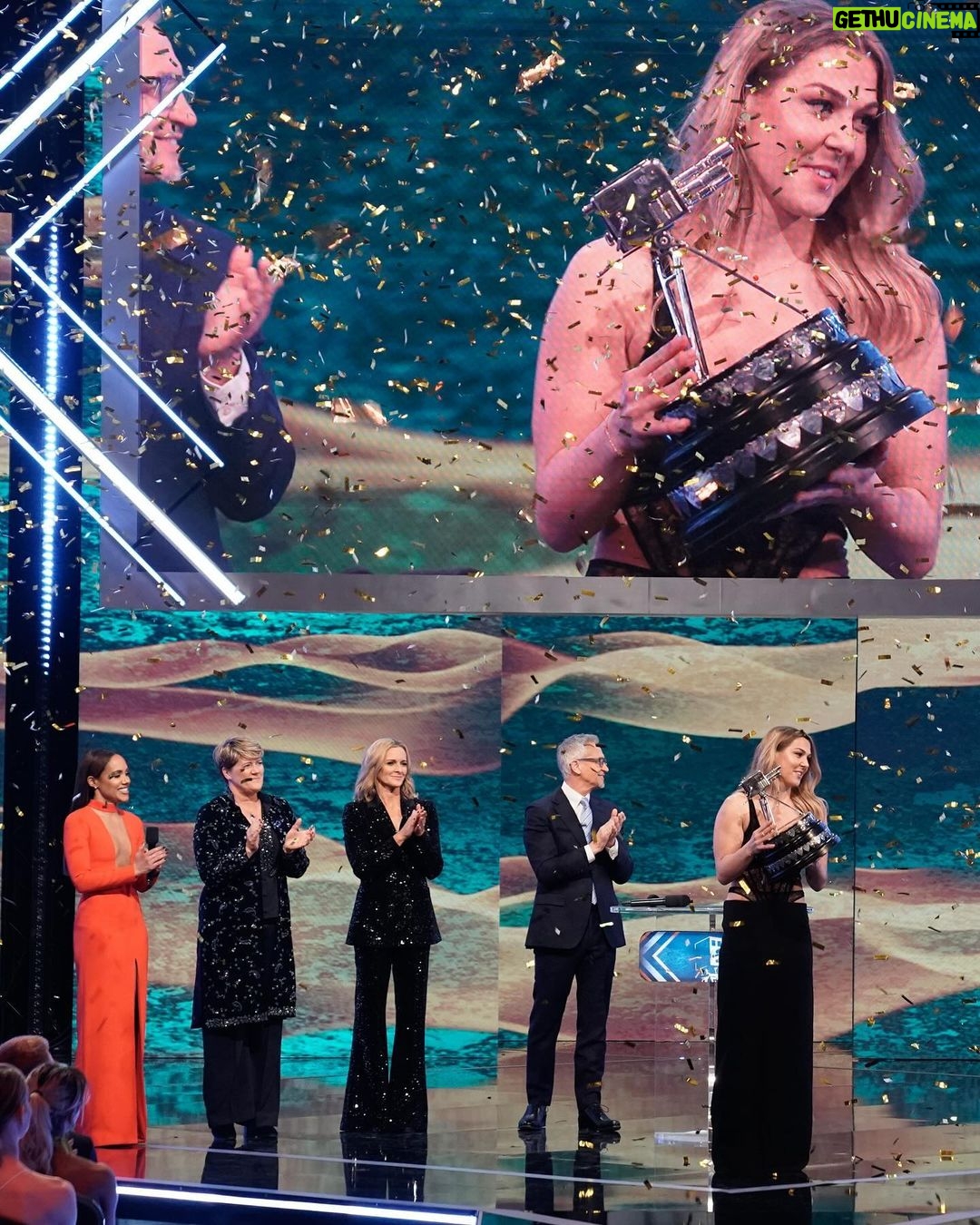 Alex Scott Instagram - The 70th BBC sports personality of the year 🙌🏾 Last show of 2023 and ending it on a high. Huge congratulations @1maryearps keeping breaking those glass ceilings. congratulations to everyone who was honoured on the evening and to all nominees. Sport has always had the power to inspire in so many ways and I look forward to another incredible year in which sport continues to do so 🖤