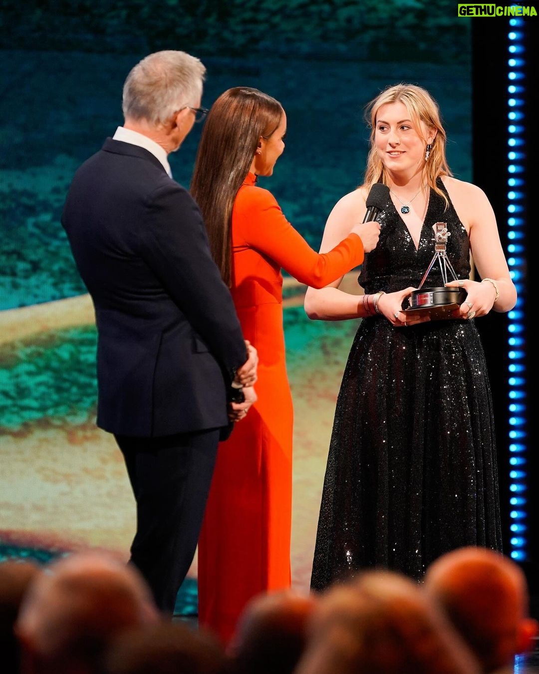 Alex Scott Instagram - The 70th BBC sports personality of the year 🙌🏾 Last show of 2023 and ending it on a high. Huge congratulations @1maryearps keeping breaking those glass ceilings. congratulations to everyone who was honoured on the evening and to all nominees. Sport has always had the power to inspire in so many ways and I look forward to another incredible year in which sport continues to do so 🖤