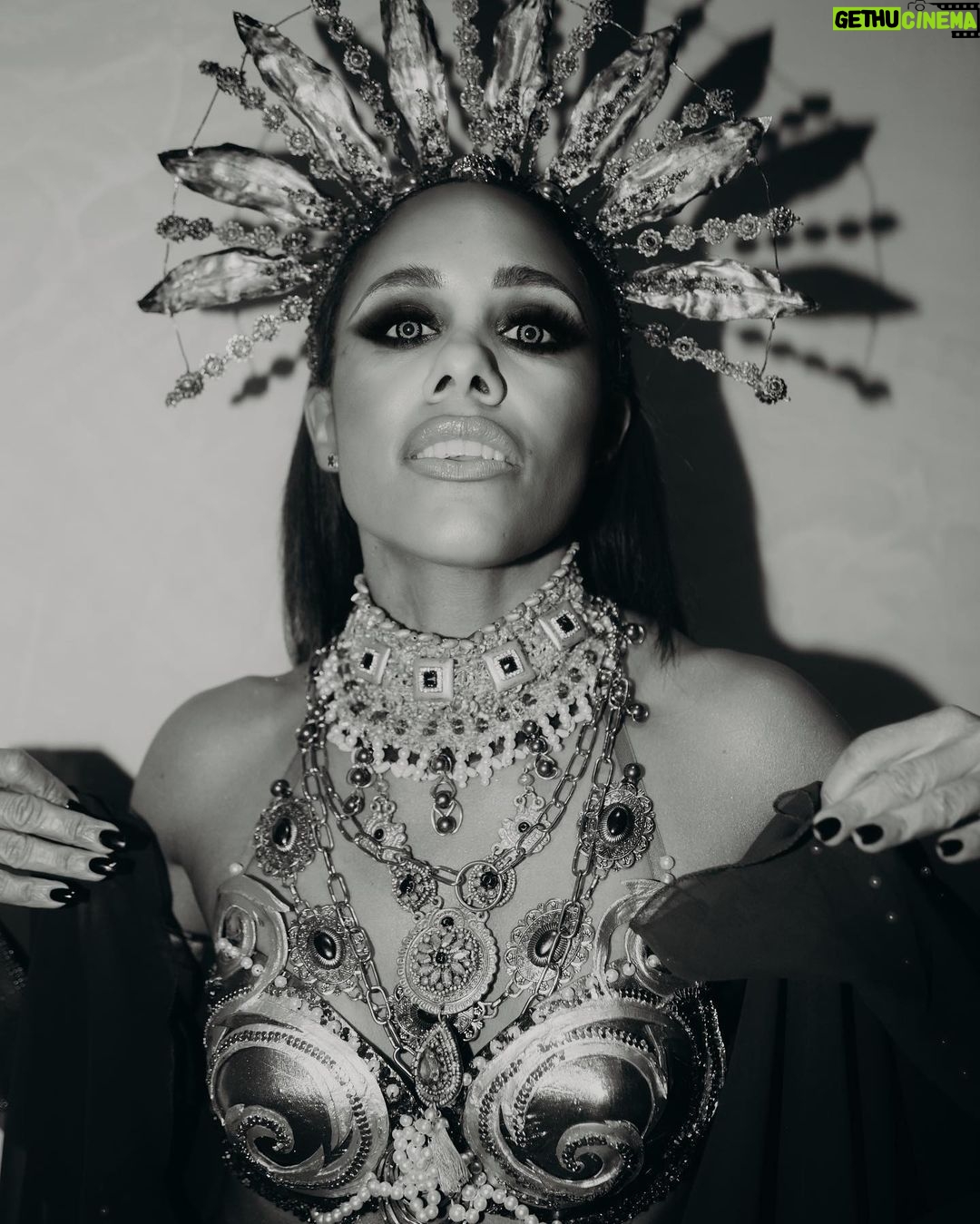 Alex Scott Instagram - Queen Akasha : Why so surprised, my love? You’ve called, I’ve come. ... 👸🏽 🎃 #queenofthedamned : : @heidinorthmakeup & @suhaines absolutely smashed it out the park again thank you both 👻 👏🏾