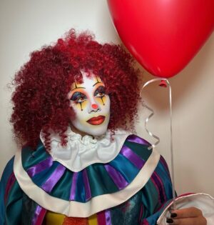 Alex Scott Instagram - ScottieWise the new PennyWise 🤡
:
Happy #halloween 
#pennywise 
:
DreamTeam Below 👇🏾🎃 👻 

@heidinorthmakeup 
@edmundbossmanhair 
@suhaines