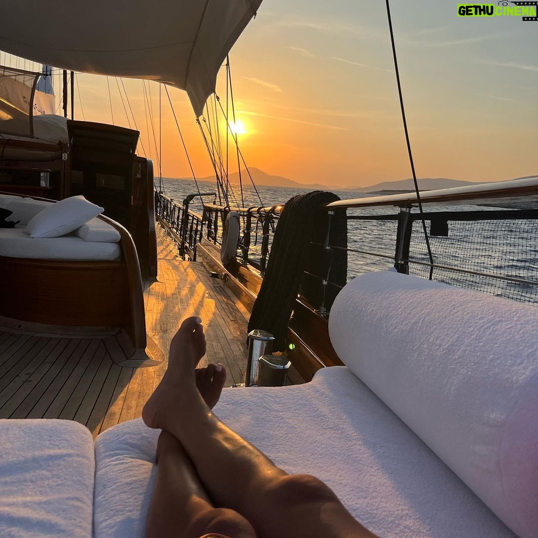 Alex Scott Instagram - Sunset vibes and happy times 🌅