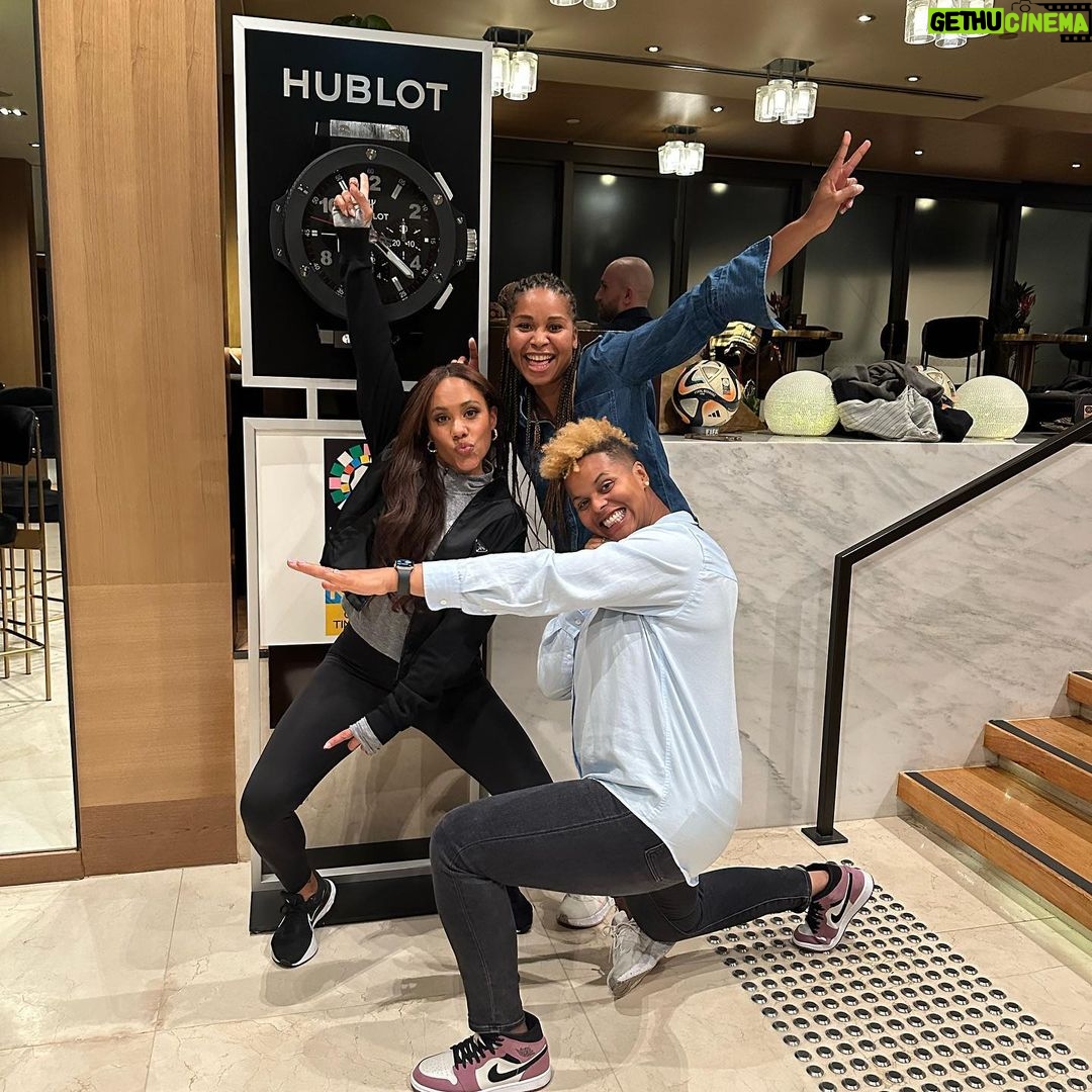 Alex Scott Instagram - Life down under has been surreal.. @sydney 🫶🏾 1 more game to go from the @lionesses … it was a dream to play in world cups but it’s a new dream to be able to be in the stadium to hopefully witness history being made with this current crop of amazing women. Good luck you @lionesses 🏴⚽️ Sydney, Australia