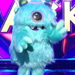 Alex Sparrow Instagram - А modest copy and unbeatable prototype👌😅 #TheMaskedSinger ⠀ Скромная пародия и невповторимый оригинал👌 Вы тоже не ожидали, что под маской будет неповторимая @anitatsoy ? 🥳 У кого в момент снятия маски лицо было как у Филиппа, признавайтесь?😅