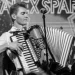 Alex Sparrow Instagram - I see that you like me playing accordion🪗 That’s how I will end all my concerts now👌 #piratesofthecaribbean ⠀ А вы любите «Пиратов карибского моря»?