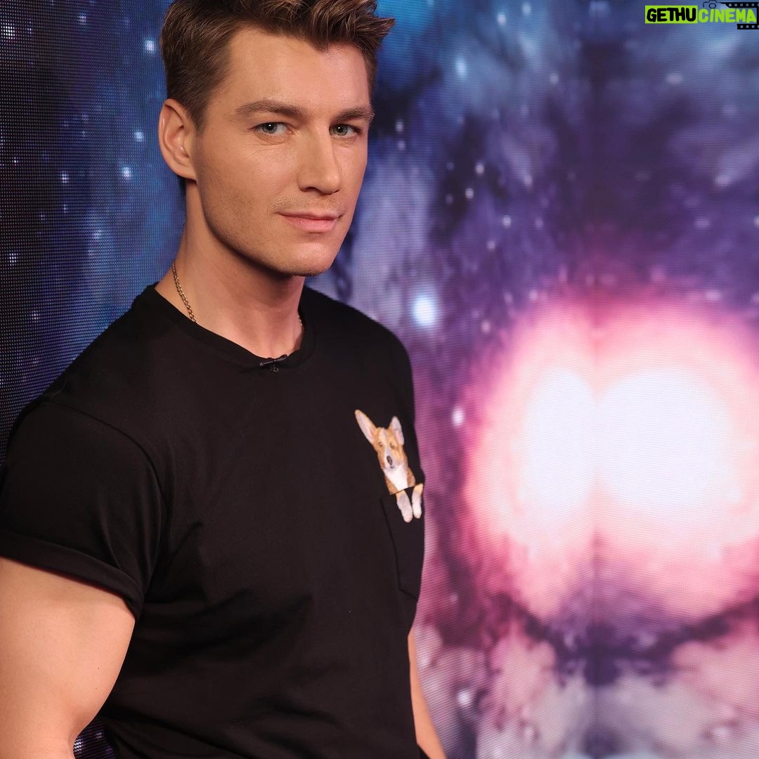 Alex Sparrow Instagram - Как думаете кто сегодня снимет маску? Уже в 20:20 на НТВ ❤️