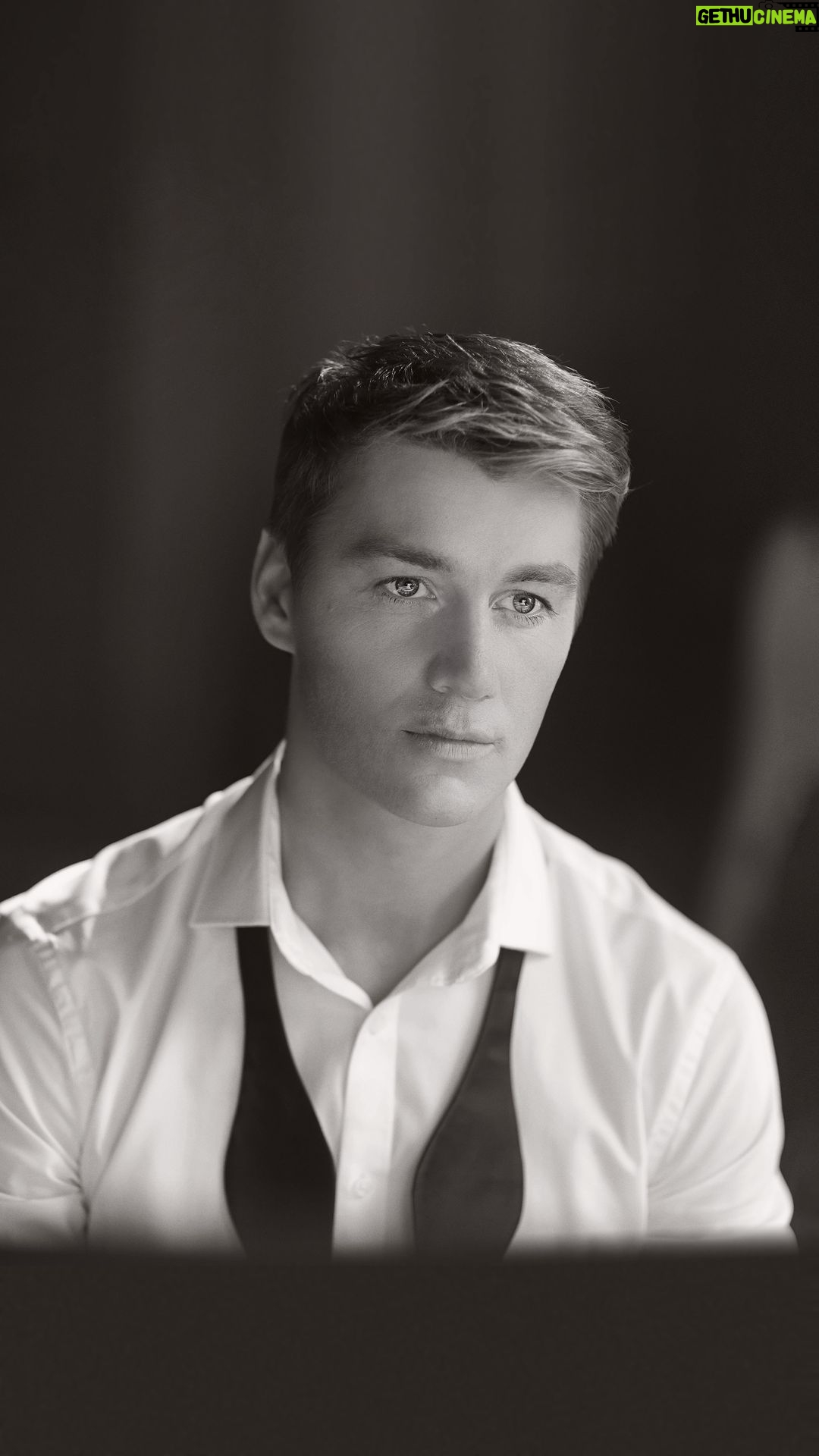 Alex Sparrow Instagram - Did you watch my new lyric video? Уже посмотрели лирик? Совсем скоро, через неделю, премьера клипа на трек #УтвоегоДома ! Мне не терпится поделиться с вами этой своей работой, до премьеры которой осталось всего несколько дней!