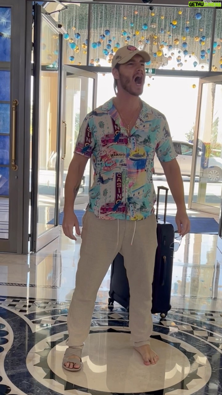 Alex Sparrow Instagram - Where is the bar? Boys vs Girls on vacation Как девушки и парни приезжают на отдых 🤷 Пишите в коментах как приезжаете на отдых вы 🤝 @clubpriveuaebyrixos @rixospremiumsaadiyatisland @all_mea #ClubPrivebyRixos #RixosPremiumSaadiyatIsland #RixosMoments #RixosHotels Club Prive By Rixos Saadiyat Island