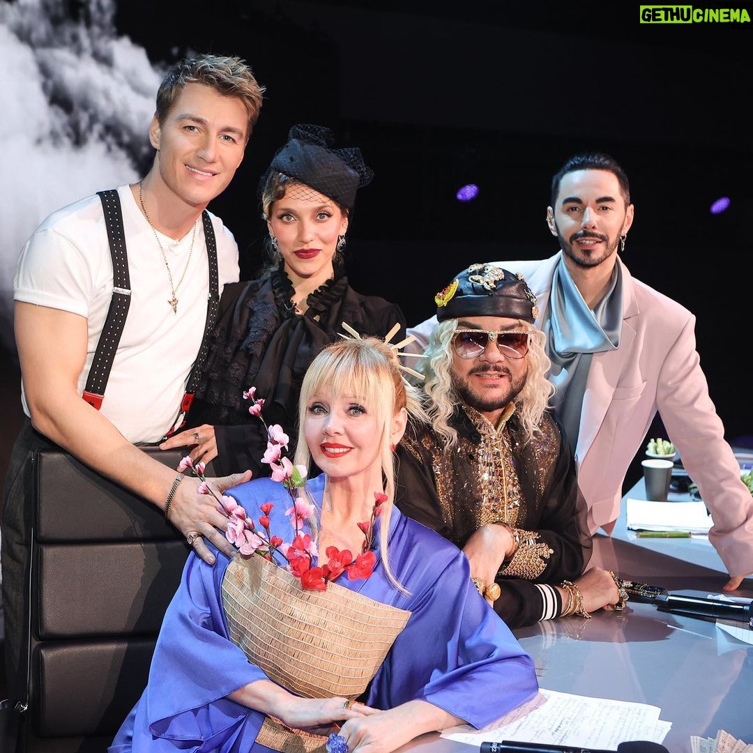 Alex Sparrow Instagram - The Masked Singer π New episode π Π£ΠΆΠ΅ ΡΠ΅ΡΠ΅Π· ΡΠ°Ρ Π½Π° ΠΠ’Π! Π¨ΠΈΠΊΠ°ΡΠ½ΡΠ΅ Π½ΠΎΠΌΠ΅ΡΠ°, Π²Π΅Π»ΠΈΠΊΠΎΠ»Π΅ΠΏΠ½ΡΠ΅ ΠΏΠ΅ΡΠ½ΠΈ! Π ΡΠ΅Π³ΠΎΠ΄Π½ΡΡΠ½Π΅ΠΌ Π²ΡΠΏΡΡΠΊΠ΅ Ρ ΡΠ΅ΡΠΈΠ» Π΄Π°ΡΡ Π²Π°ΠΌ Π²ΠΎΠ·ΠΌΠΎΠΆΠ½ΠΎΡΡΡ ΠΌΠ°ΠΊΡΠΈΠΌΠ°Π»ΡΠ½ΠΎ Π½Π°ΡΠ»Π°Π΄ΠΈΡΡΡΡ Π²ΡΡΡΡΠΏΠ»Π΅Π½ΠΈΡΠΌΠΈ ΡΡΠ°ΡΡΠ½ΠΈΠΊΠΎΠ² ΠΈ ΡΠ΅ΡΠ°ΠΌΠΈ ΠΌΠΎΠΈΡ
Π·Π°ΠΌΠ΅ΡΠ°ΡΠ΅Π»ΡΠ½ΡΡ
ΠΊΠΎΠ»Π»Π΅Π³ β€οΈ