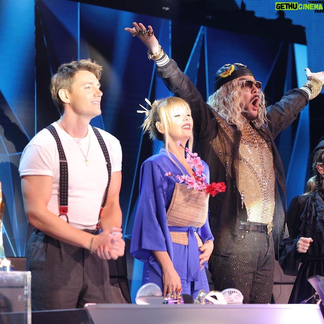 Alex Sparrow Instagram - The Masked Singer π New episode π Π£ΠΆΠ΅ ΡΠ΅ΡΠ΅Π· ΡΠ°Ρ Π½Π° ΠΠ’Π! Π¨ΠΈΠΊΠ°ΡΠ½ΡΠ΅ Π½ΠΎΠΌΠ΅ΡΠ°, Π²Π΅Π»ΠΈΠΊΠΎΠ»Π΅ΠΏΠ½ΡΠ΅ ΠΏΠ΅ΡΠ½ΠΈ! Π ΡΠ΅Π³ΠΎΠ΄Π½ΡΡΠ½Π΅ΠΌ Π²ΡΠΏΡΡΠΊΠ΅ Ρ ΡΠ΅ΡΠΈΠ» Π΄Π°ΡΡ Π²Π°ΠΌ Π²ΠΎΠ·ΠΌΠΎΠΆΠ½ΠΎΡΡΡ ΠΌΠ°ΠΊΡΠΈΠΌΠ°Π»ΡΠ½ΠΎ Π½Π°ΡΠ»Π°Π΄ΠΈΡΡΡΡ Π²ΡΡΡΡΠΏΠ»Π΅Π½ΠΈΡΠΌΠΈ ΡΡΠ°ΡΡΠ½ΠΈΠΊΠΎΠ² ΠΈ ΡΠ΅ΡΠ°ΠΌΠΈ ΠΌΠΎΠΈΡ
Π·Π°ΠΌΠ΅ΡΠ°ΡΠ΅Π»ΡΠ½ΡΡ
ΠΊΠΎΠ»Π»Π΅Π³ β€οΈ