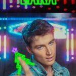 Alex Sparrow Instagram - Эта песня из шоу «Конфетка» заняла бы достойное место в репертуаре легендарного Звонаря из сериала #Деффчонки @tnt_online! 👌😎😜 Смотрим, учим слова, поем, танцуем и веселимся вместе!🥳🎉Ссылка в профиле, полное видео - в YouTube! 🔥 И пишите, как вам моя версия песни про Ёлку прекрасной девушки Александры @maque_music 😍😇