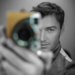 Alex Sparrow Instagram - Вы знали, что большинство людей, которых вы знаете, страдают психическим расстройством? 👀 Психиатры назвали этот новый недуг - selfies,- обессивно-компульсивным расстройством, для которого характерно постоянное желание фотографировать себя, и размещать снимки в соцсетях, компенсируя этим отсутствие самоуважения. Есть три стадии этого заболевания: *При начальной человек делает мобильный автопортрет не менее трех раз в день, но не размещает в соцсетях. *Вторую стадию selfies называют острой. При ней человек фотографирует себя и выкладывает "селфи" в соцсетях не реже трех раз в день. *Самая тяжелая стадия болезни - третья, или хроническая, когда у человека круглосуточно присутствует неконтролируемое желание делать селфи, и постить их не меньше пяти-шести раз в день🤪 А на какой стадии находитесь вы?😅