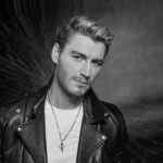 Alex Sparrow Instagram - Готовлю вам много душевной музыки, чтоб было над чем вместе со мной подумать, о чем поразмышлять, и о чем вспомнить ❤️ Уже скоро альбом #Художник в котором преимущественно романтичные и чувственные песни под аккомпанемент рояля, скрипок и духовых инструментов.