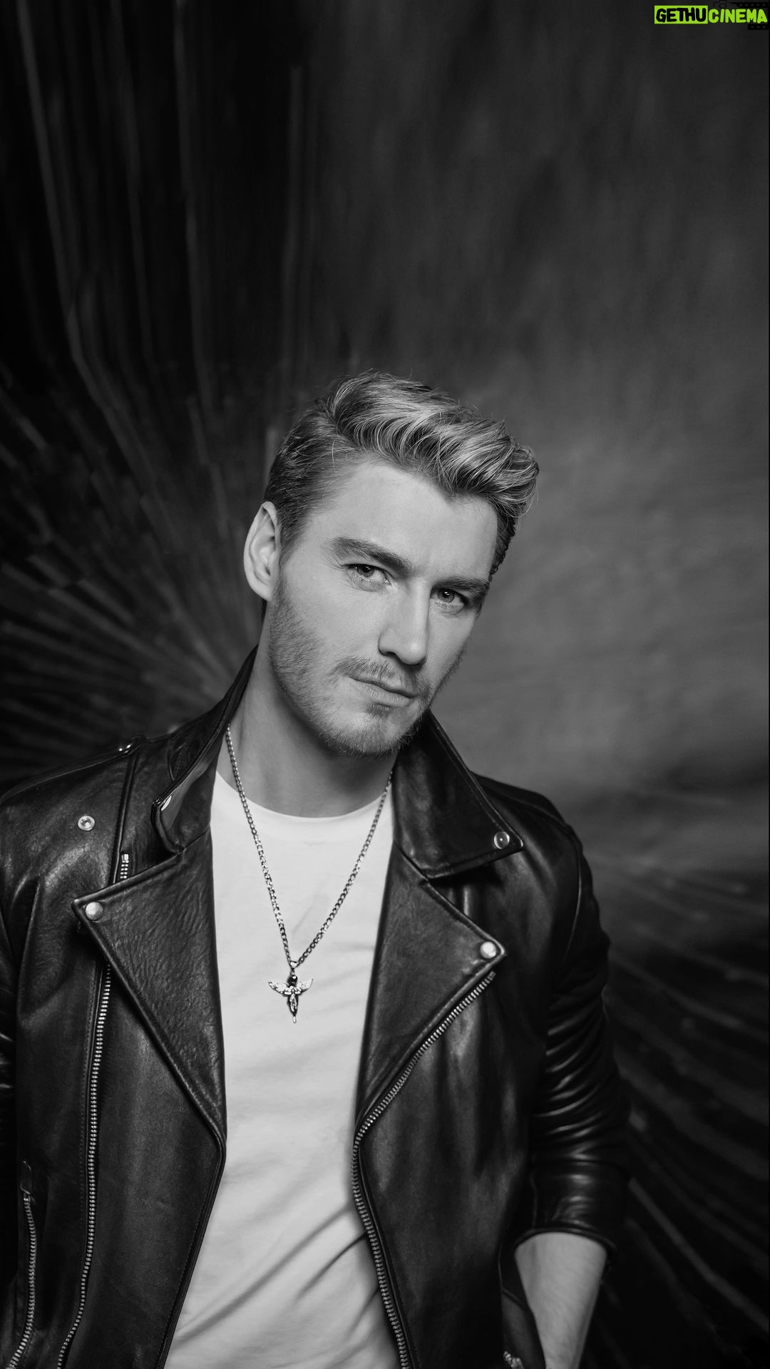 Alex Sparrow Instagram - Готовлю вам много душевной музыки, чтоб было над чем вместе со мной подумать, о чем поразмышлять, и о чем вспомнить ❤️ Уже скоро альбом #Художник в котором преимущественно романтичные и чувственные песни под аккомпанемент рояля, скрипок и духовых инструментов.