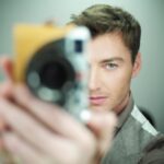 Alex Sparrow Instagram - Вы знали, что большинство людей, которых вы знаете, страдают психическим расстройством? 👀 Психиатры назвали этот новый недуг - selfies,- обессивно-компульсивным расстройством, для которого характерно постоянное желание фотографировать себя, и размещать снимки в соцсетях, компенсируя этим отсутствие самоуважения. Есть три стадии этого заболевания: *При начальной человек делает мобильный автопортрет не менее трех раз в день, но не размещает в соцсетях. *Вторую стадию selfies называют острой. При ней человек фотографирует себя и выкладывает "селфи" в соцсетях не реже трех раз в день. *Самая тяжелая стадия болезни - третья, или хроническая, когда у человека круглосуточно присутствует неконтролируемое желание делать селфи, и постить их не меньше пяти-шести раз в день🤪 А на какой стадии находитесь вы?😅