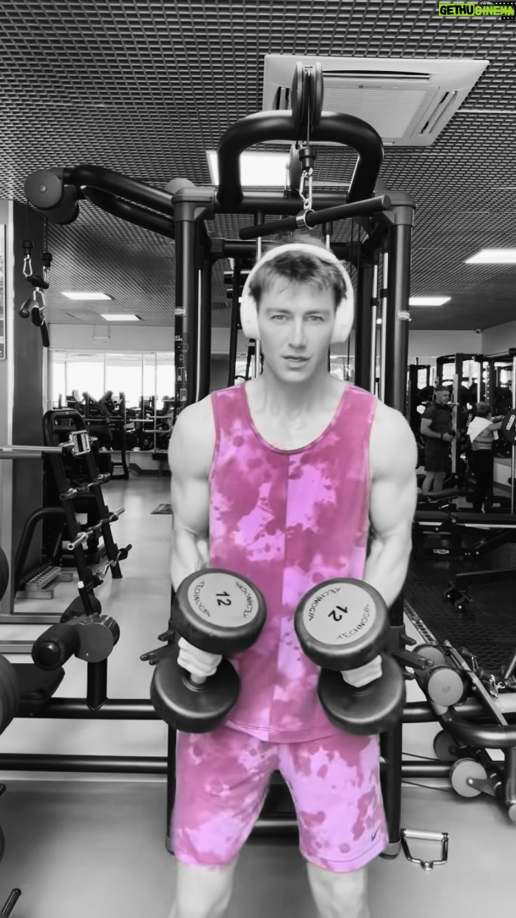 Alex Sparrow Instagram - Делюсь секретом моих занятий в спортзале 😂