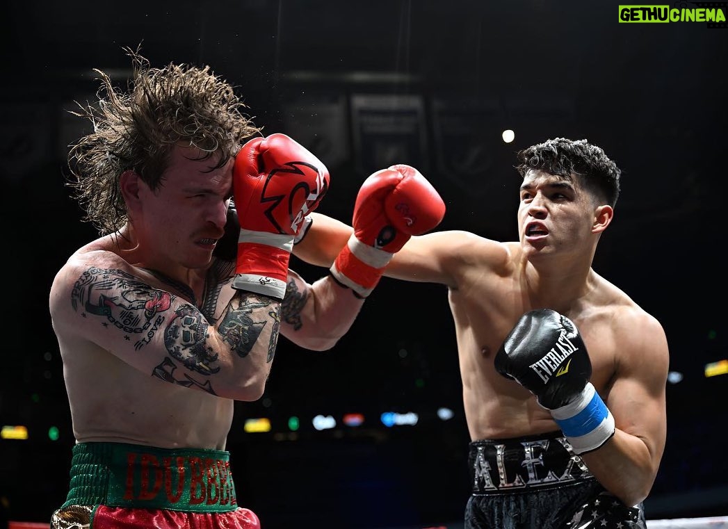 Alex Wassabi Instagram - still insane to me that Iām officially a Professional Boxer! š³š„ full vlog just went live on my YT! š„ Amalie Arena Tampa Florida
