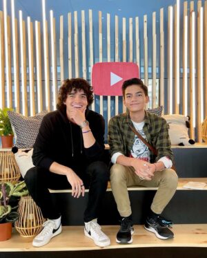 Alex Wassabi Instagram - took a pic w my favorite youtuber 🙃
@vidconabudhabi