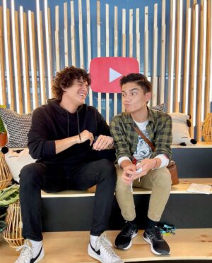 Alex Wassabi Instagram - took a pic w my favorite youtuber 🙃
@vidconabudhabi