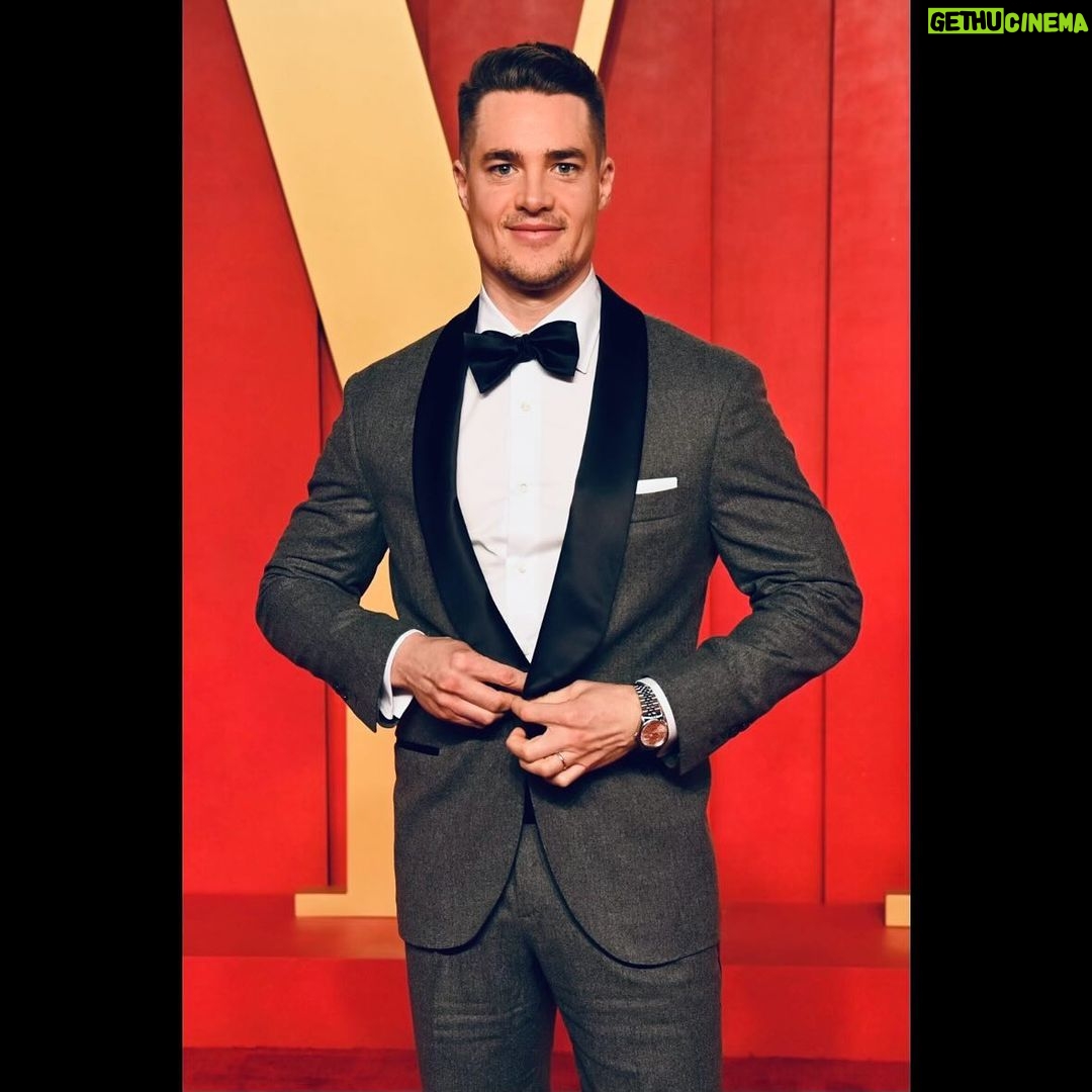 Alexander Dreymon Instagram - Thank you @alessio__piastrelli and everyone at @brunellocucinelli_brand for another gorgeous tux. We’re grateful to @vanityfair for having us! ❤️U @warrenalfiebaker Photo credit: @gettyentertainment #vanityfair #VFOscars #VanityFairOscarParty
